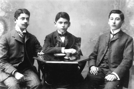 Bratři Artur (vlevo), Richard (vpravo) a Hugo Joklovi někdy kolem roku 1906.