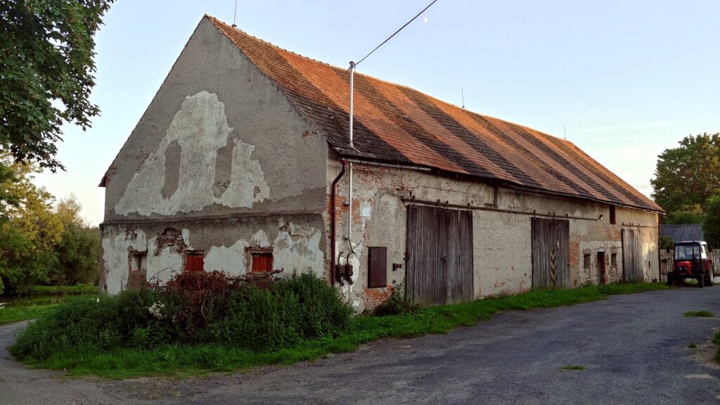 Babčice, bývalá usedlost rodiny Kohnových, dnes stodola bez čp. (foto Karel Vošta, 2020)