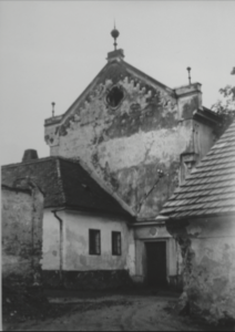 Západní průčelí pacovské synagogy s židovským obecním domkem (AŽM Praha, Dokumentace nemovitých památek, bez inv. č.)